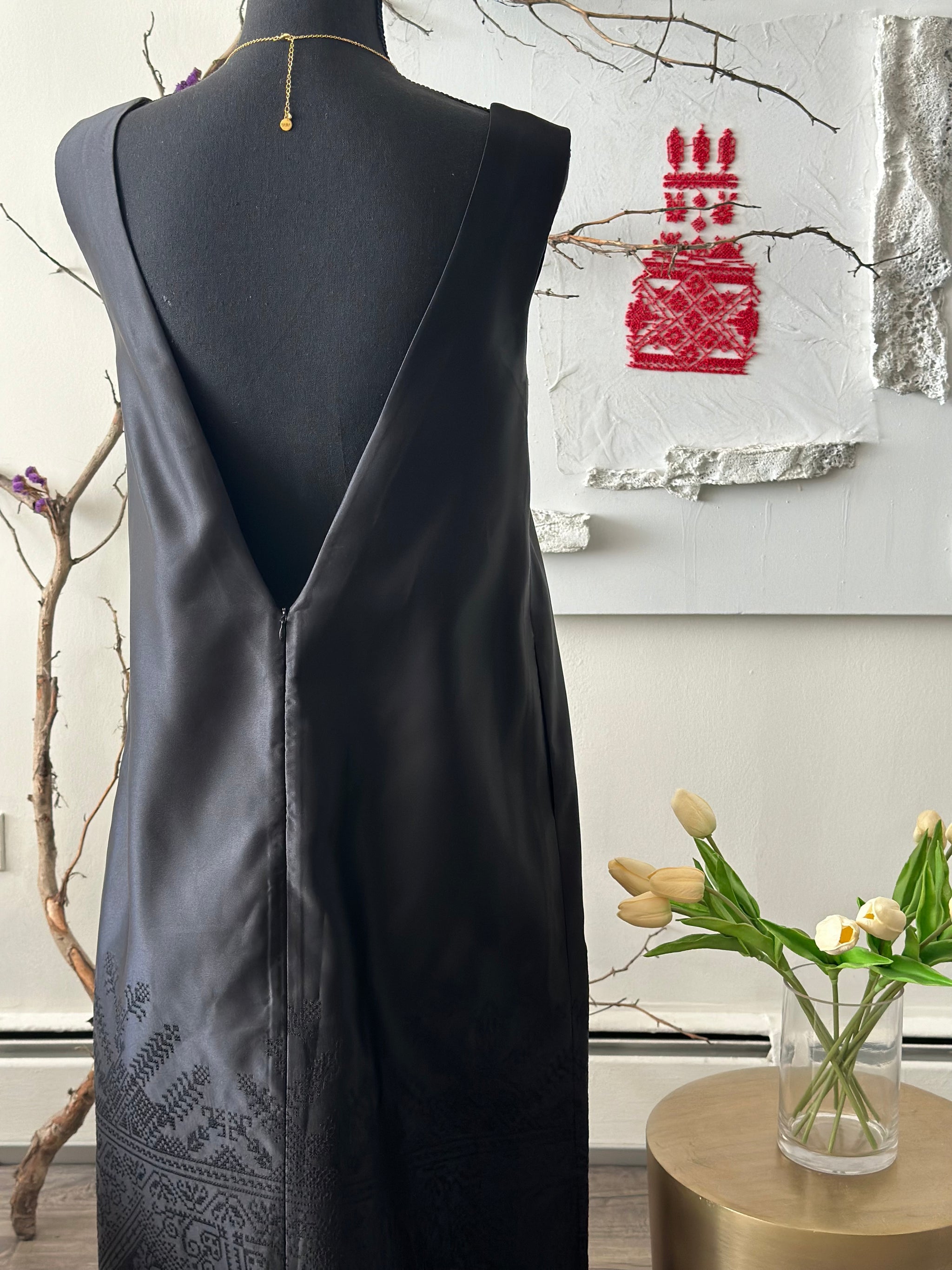Elegant V-Line Backless Dress Customizable Fit and Timeless Glamour - HAMA Fashion Elegant V-Line Backless Dress Customizable Fit and Timeless Glamour - HAMA Fashion
